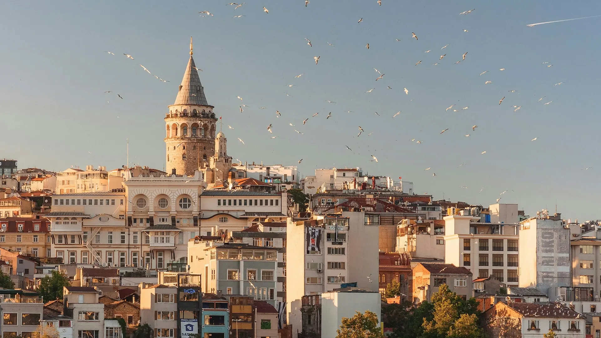 Gün ışığında İstanbul'da Galata Kulesi ve çevresindeki binalar